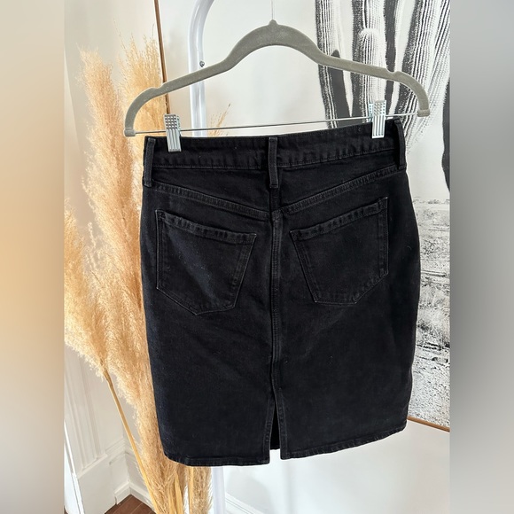 Distressed denim skirt, old navy size 4. Approx. knee length. Worn once - Picture 3 of 8